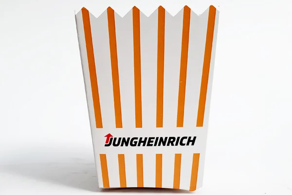 Orangehvidt stribet popcornbæger med Jungheinrich-logo