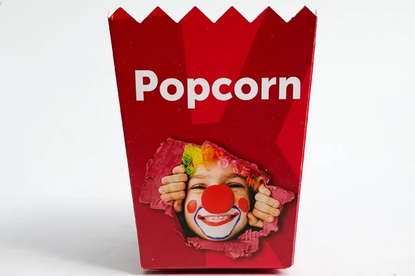 Rødt popcornbæger med en klovn og popcornillustration