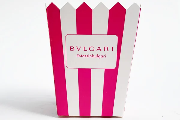 Lyserødt og hvidt stribet popcornbæger med Bvlgari-logo