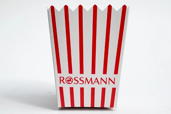 Rødhvidt stribet popcornbæger med Rossmann-logo