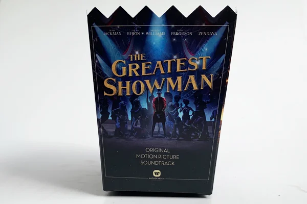Popcornbæger med design fra filmen The Greatest Showman