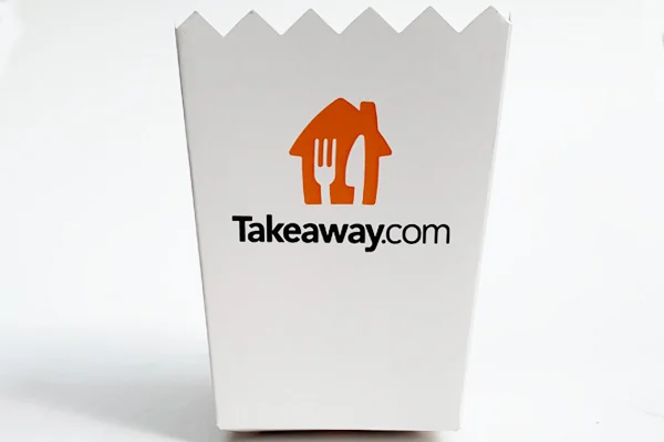 Hvidt popcornbæger med orange Takeaway.com-logo